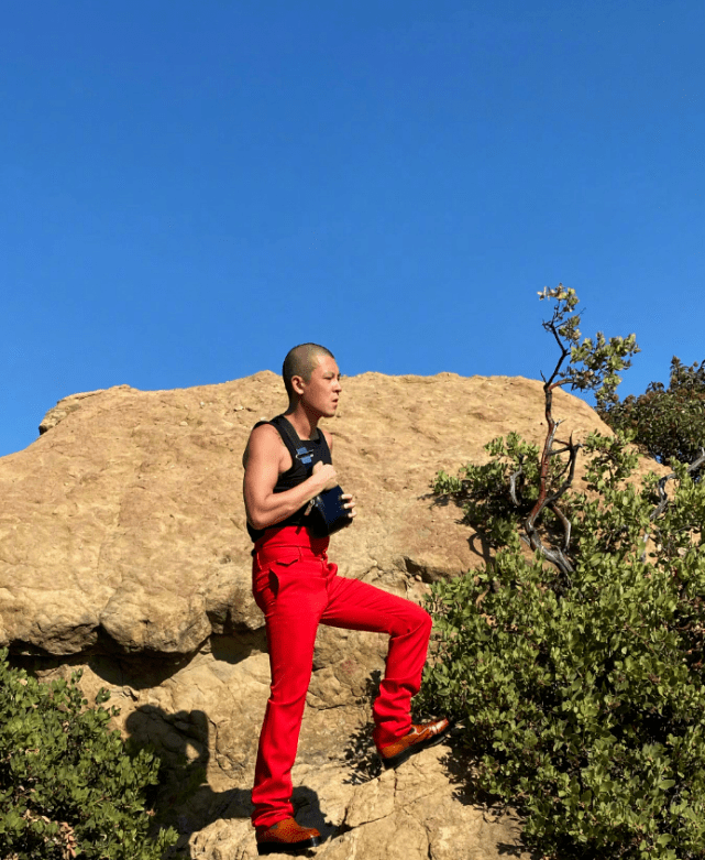 年轻人|陈冠希结婚后放飞自我，红色高腰裤吸引眼球，出道20年帅过小鲜肉