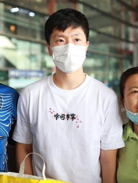 身材|马龙不愧是六边形战士，短T恤休闲帅气，难掩出众气质和健硕身材