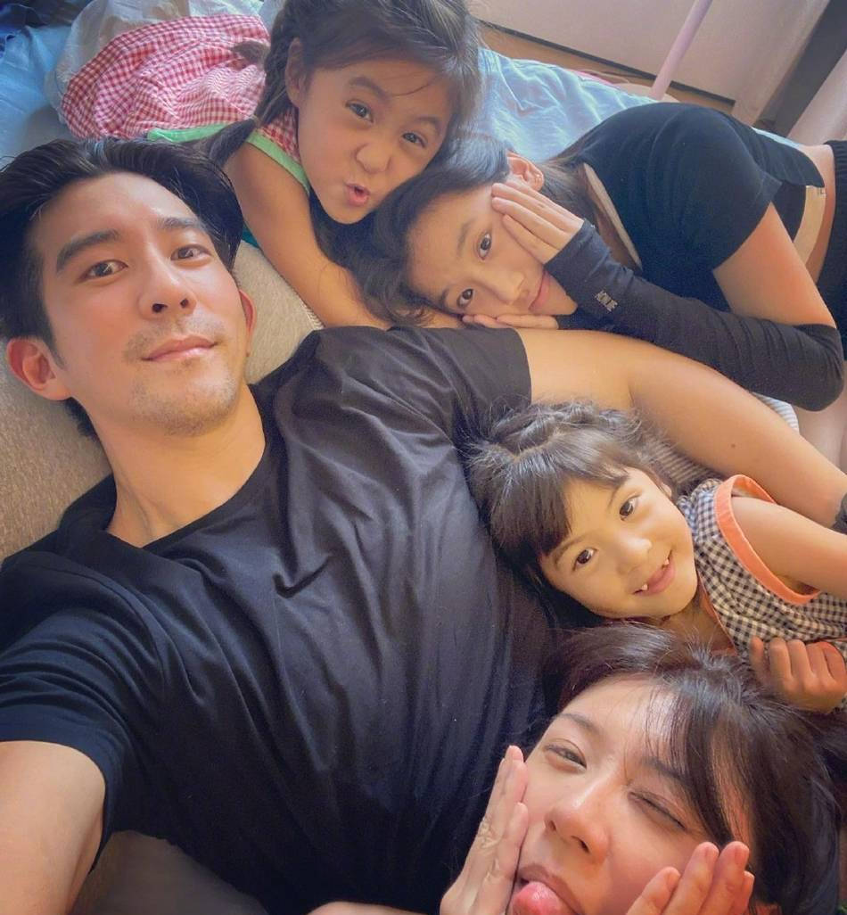 超幸福!贾静雯修杰楷与三个女儿同框合影共度节日