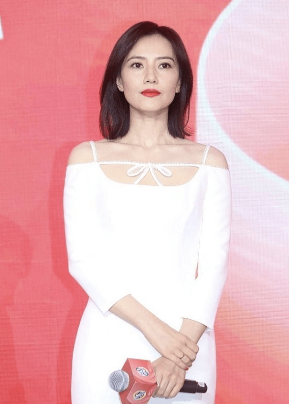 黑色|高圆圆产后身材变“肥美”，穿真丝裙无意暴露腿围，41岁太真实