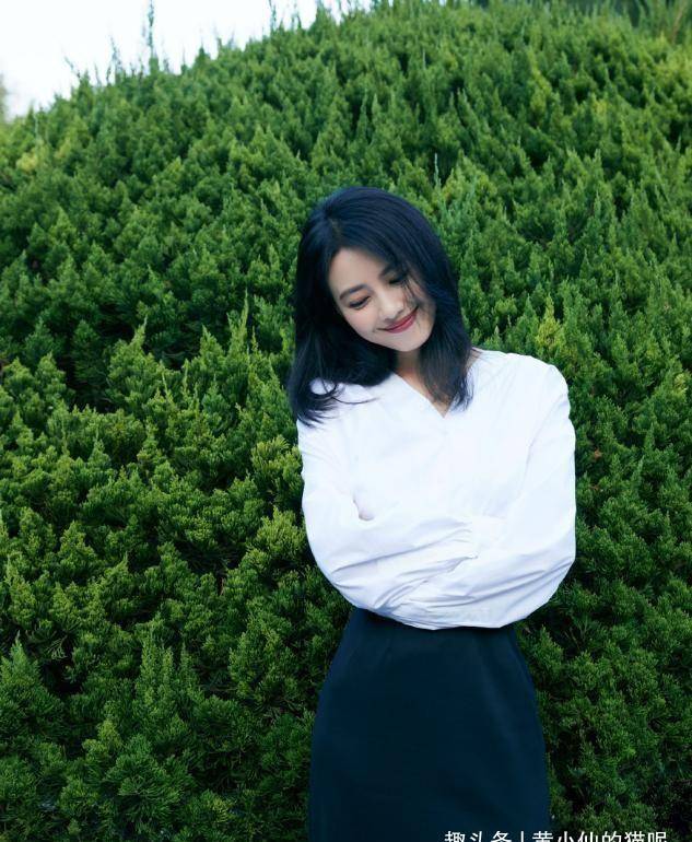 鱼尾|被高圆圆的街拍生图美到了!白上衣配鱼尾裙简约优雅,女神真迷人