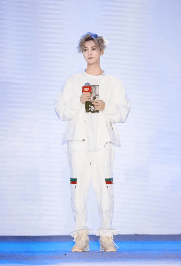 衬衣|鹿晗恋爱后大变样，穿印花衬衣配牛仔裤，时尚感太强了