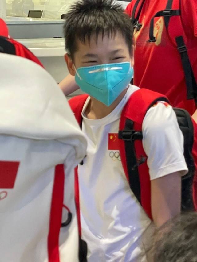 颜色|14岁全红婵高调回国！穿国货T恤红裤和姐姐们站在一起，可爱爆棚