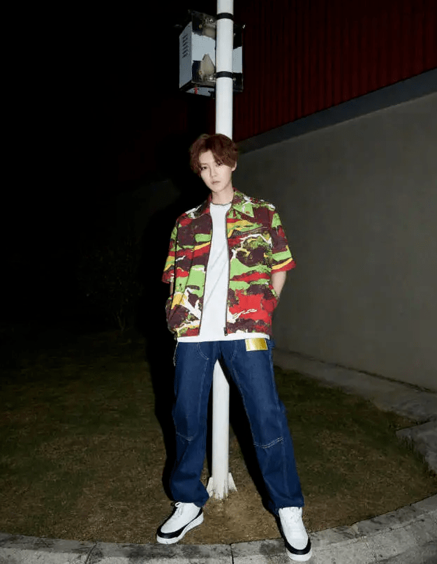 衬衣|鹿晗恋爱后大变样，穿印花衬衣配牛仔裤，时尚感太强了