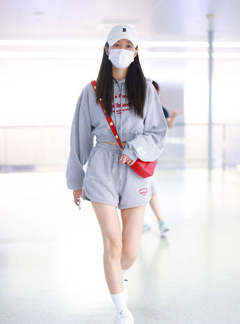 服装|沈梦辰越来越会穿了，休闲装“少女气息”十足，可盐可甜惹人爱