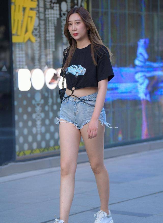 短裙|身材修长的瑜伽裤美女，个性靓丽又显身材，格外美丽