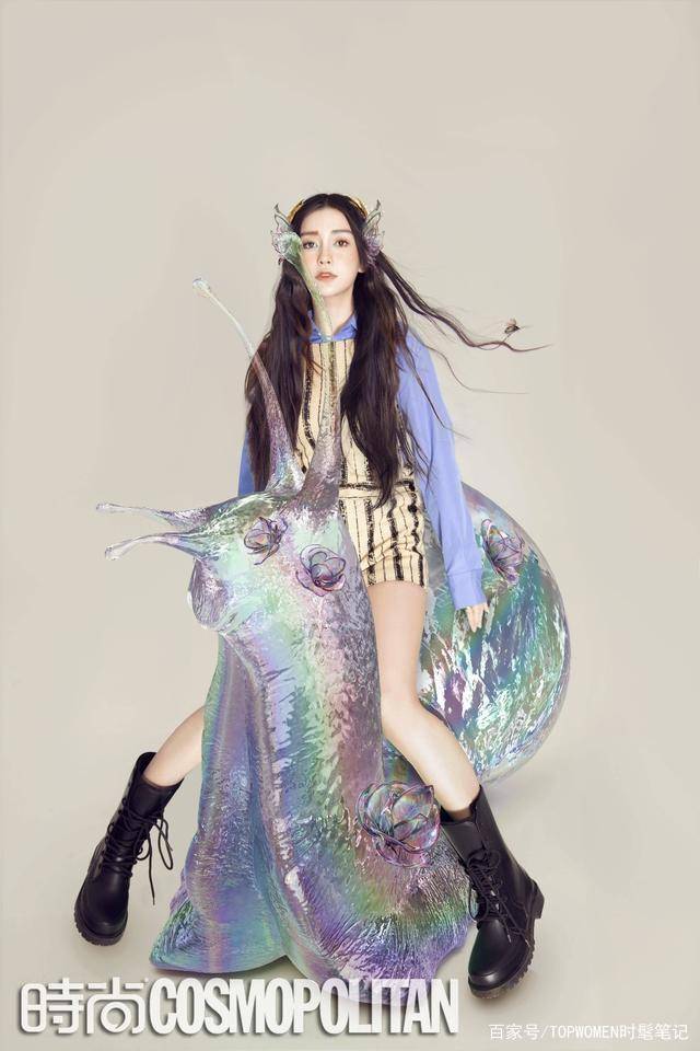 海绵|Anglebaby罕见晒娃，亲子装摘草莓，辣妈身材彰显时尚表现力！