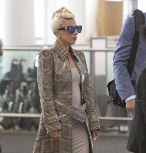 Gaga|Lady Gaga终于丢掉了20cm的战靴和蛇皮袋紧身裙，好好穿衣很范儿