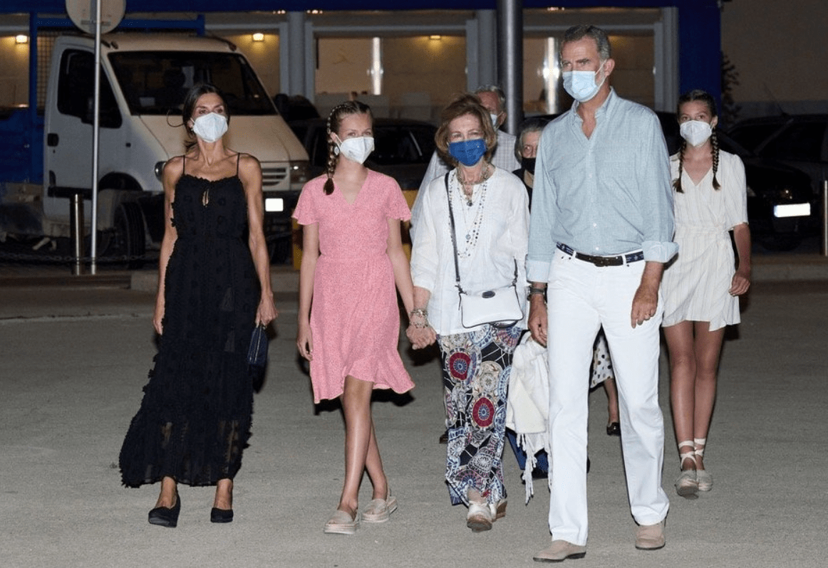 颜色|西班牙王后从不让人失望,一家四口出游,3套换装美得高级又上照