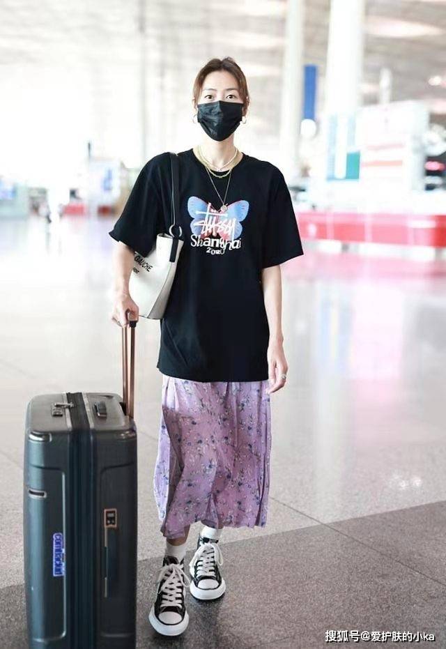 身材|超模也会乱穿衣，刘雯长T恤配碎花裙，178穿出55分，全靠气质取胜