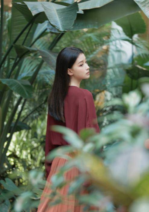 孙怡|孙怡撞衫朴信惠，黑长直发搭配百褶裙可以很清新，辣妈气质很高级