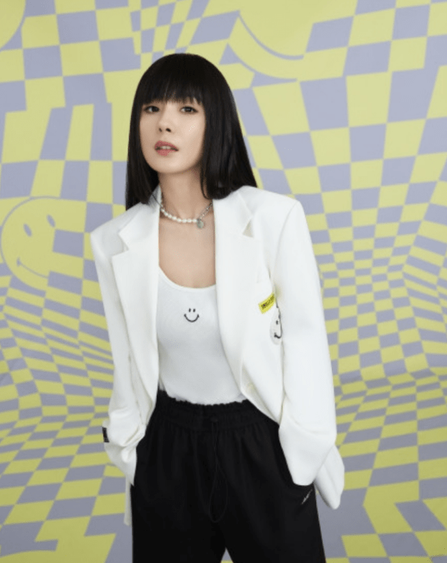 方脸|有种“整容”叫杨幂换刘海，瓜子脸秒变方脸，不料却意外显嫩