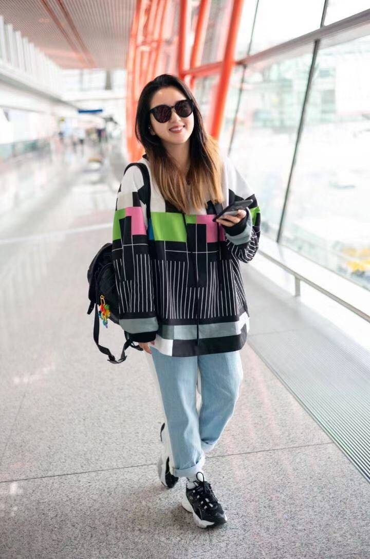 黑色|何洁吐心声！养娃压力大捞金被嘲腿粗，身高158微胖身材太难了