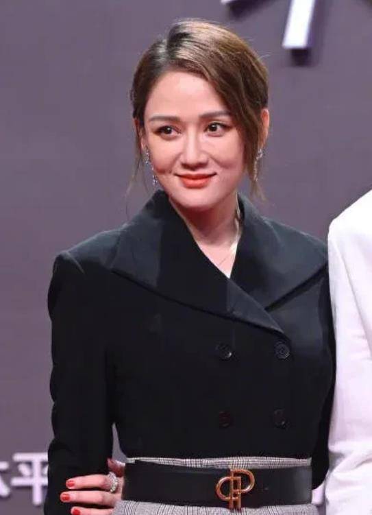 黑色|鹅厂发布会女星生图，baby动人，热巴跟精修无差别，乔欣不敢认