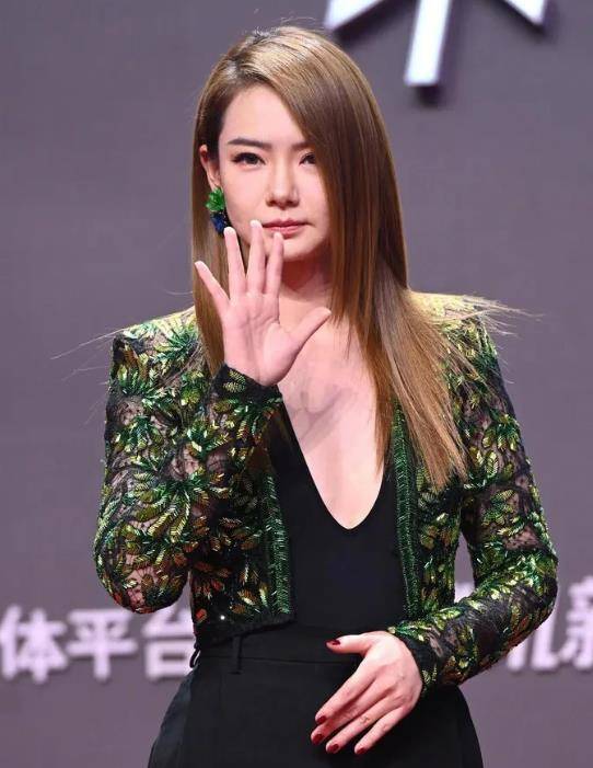 黑色|鹅厂发布会女星生图，baby动人，热巴跟精修无差别，乔欣不敢认