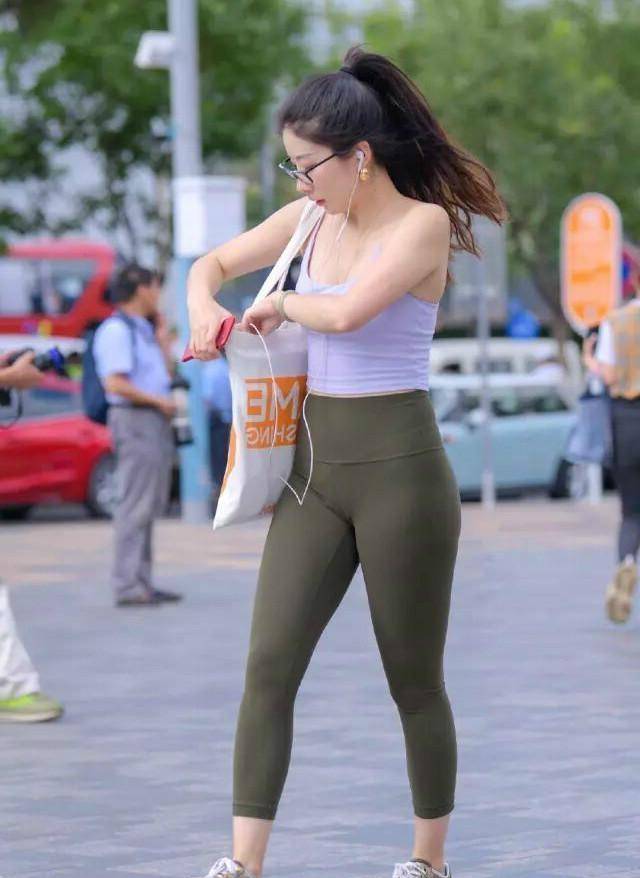长袖|黑色连帽长袖搭配修身打底裤，必备特色，增加丰富度和时尚感