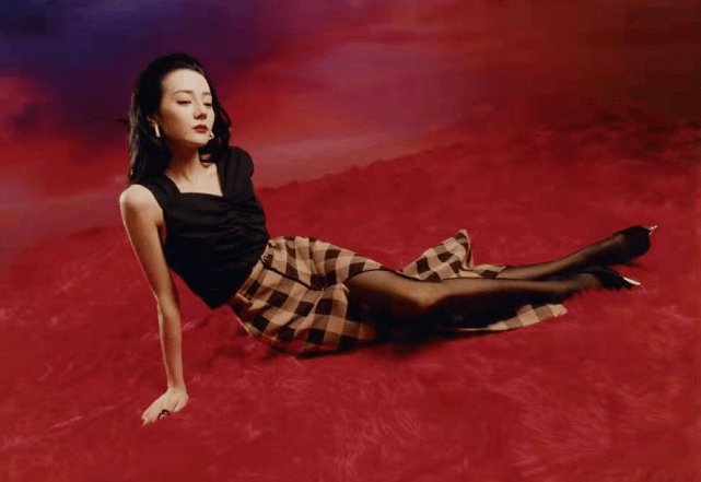 丝袜|热巴复古造型太有女人味!开叉格纹裙配黑丝美腿撩人,大背头超美