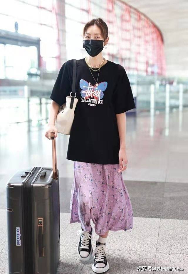 身材|超模也会乱穿衣，刘雯长T恤配碎花裙，178穿出55分，全靠气质取胜