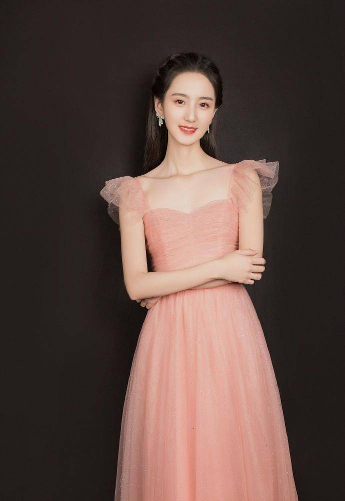 黑色|25岁许晓诺敢于“颠覆”，穿机车服玩工业风一改甜美范，厉害了