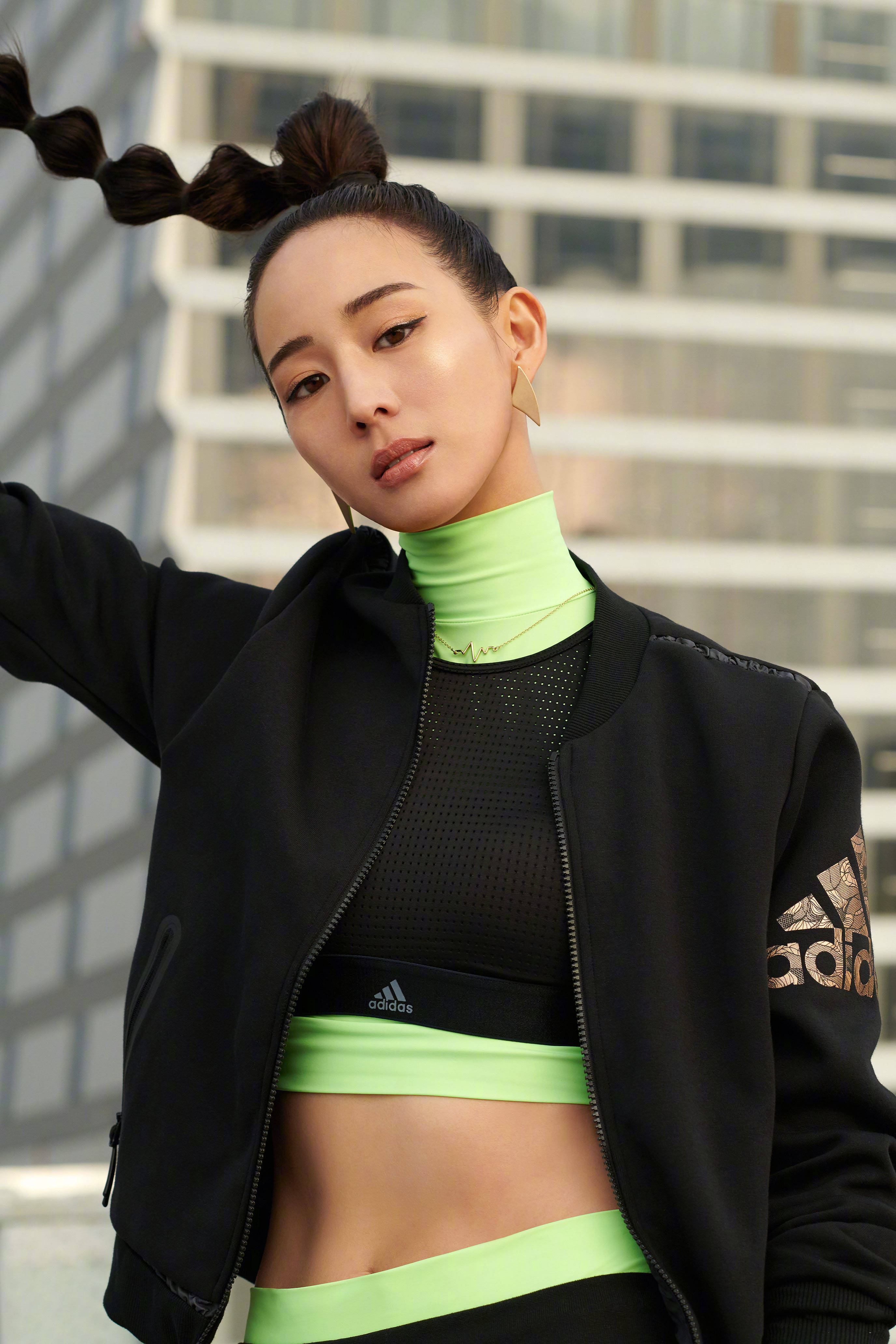 一身|张钧甯高调“炫腹”，糖葫芦发型美回18岁，高颜值才敢撩起刘海
