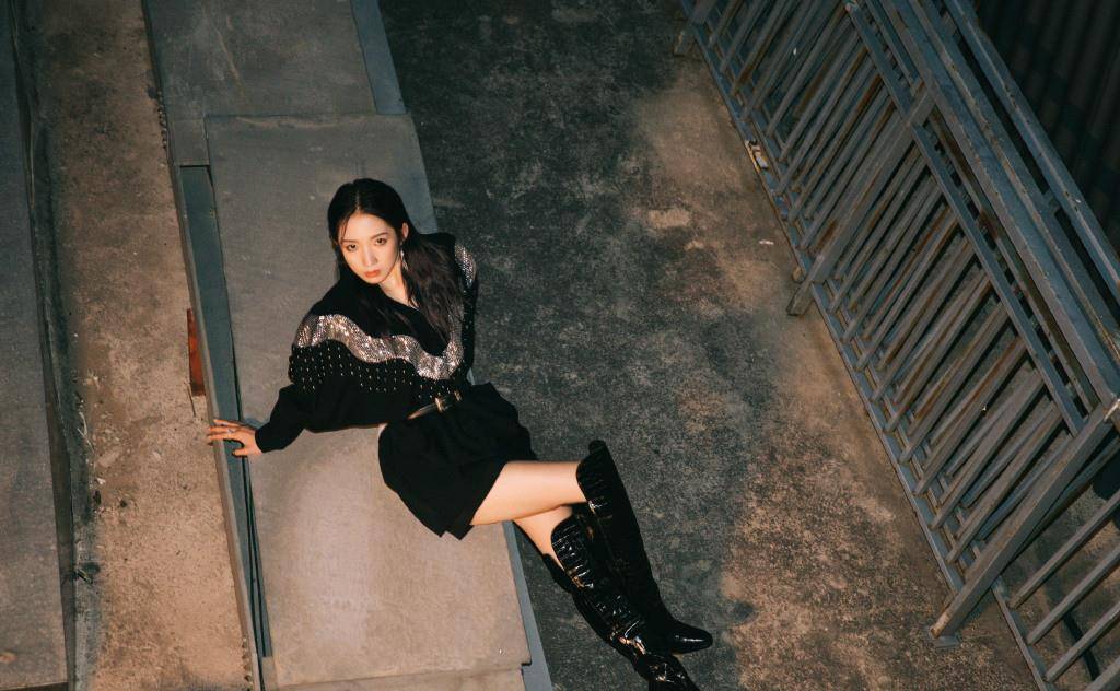 山支|21岁孟美岐街拍，紧身长裤勾勒撩人“腰臀比”，C位出道实力不俗