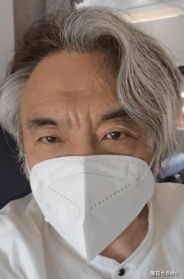 张秋歌|老戏骨张秋歌近照曝光，满头白发眉心皱纹明显，身穿白衣气质优雅