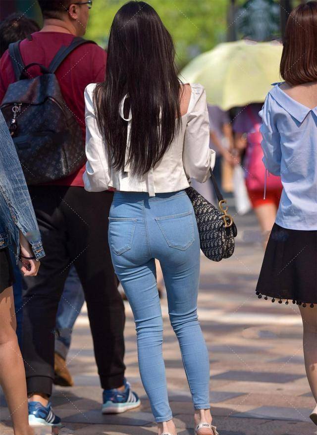 左图|身材修长的打底裤美女，秀出了俏丽大方的美，会更经典