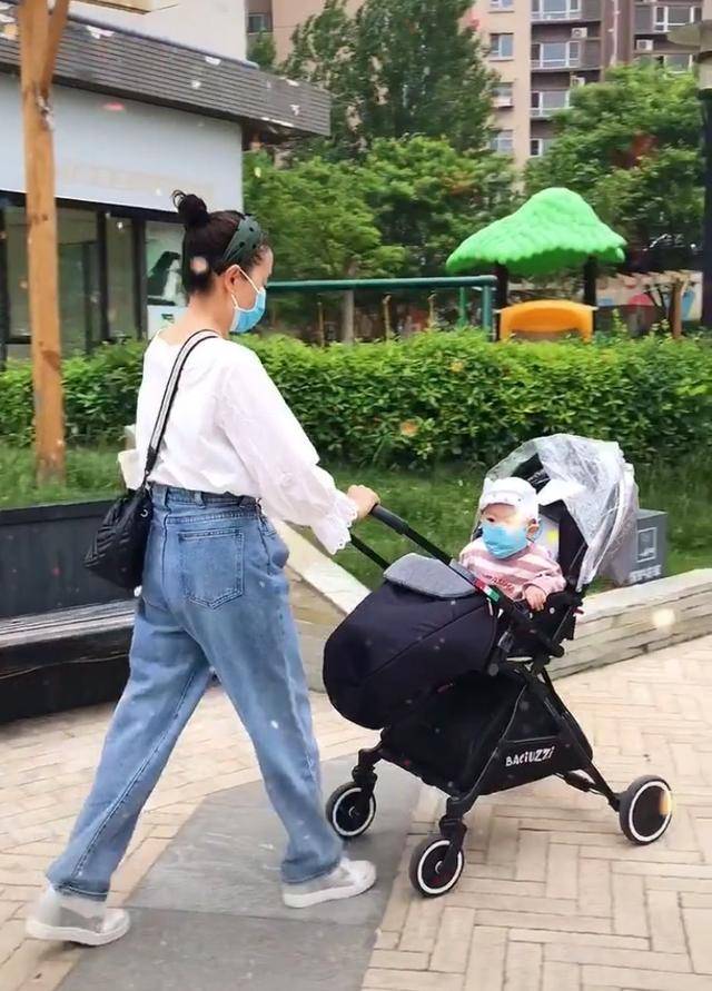 身材|57岁青岛姥姥意外蹿红，身材纤细穿衣时髦，带娃出门被错认成宝妈