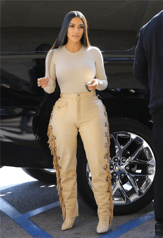 眼睛|卡戴珊的时尚看不懂，裹一身黑只露出眼睛嘴巴，一般人真驾驭不了