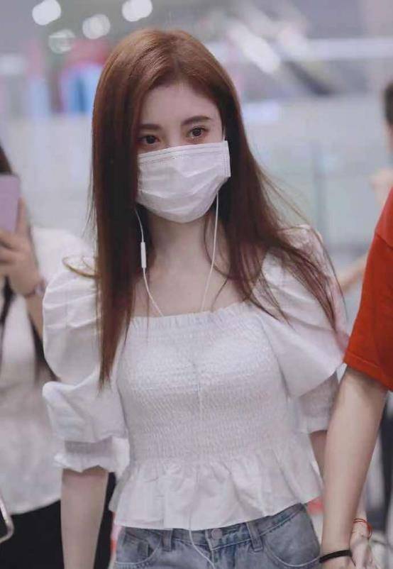 图案|鞠婧祎机场私服P得真狠，泡泡袖短上衣锁骨精致，腰身细得夸张