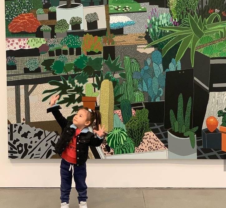 秦舒培|陈冠希女儿绘画作品被融入到服装里,销售所得将捐赠,正能量满满