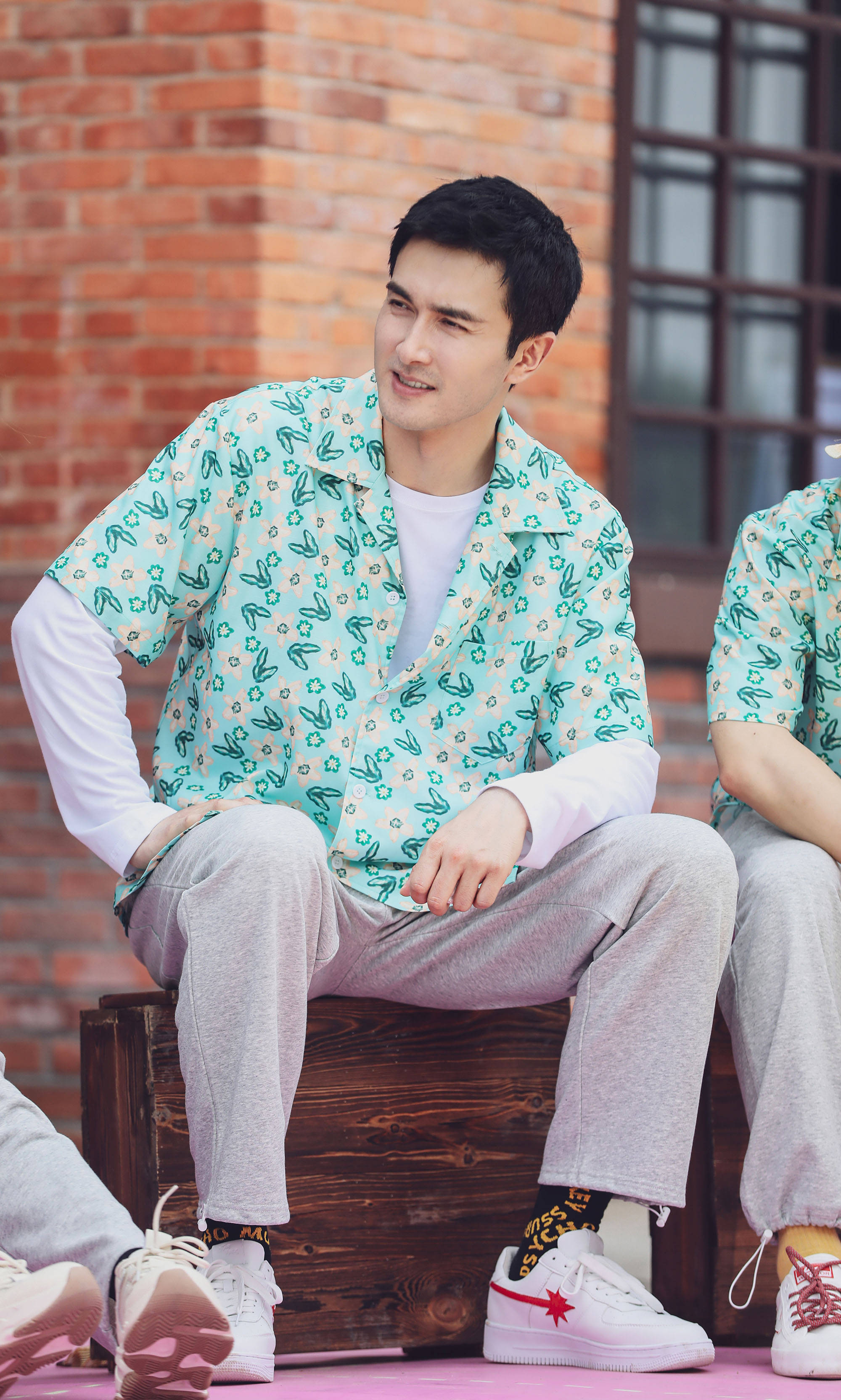 整体|高伟光衣品够独特,牛仔外套造型潮流范十足,这大长腿真令人羡慕