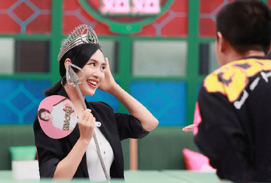 显得|71年的朱茵都快50岁了,但感觉不会老似的,穿黑西装都挺有活力