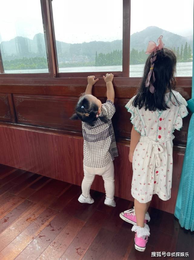 羊角辫|陈赫俩女儿近照曝光，姐姐打扮像小公主，妹妹扎羊角辫暴风长大