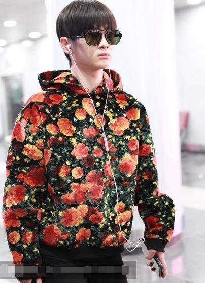 周震|周震南妈妈款卫衣+奶奶裤不够，手提皮包秒变电费工