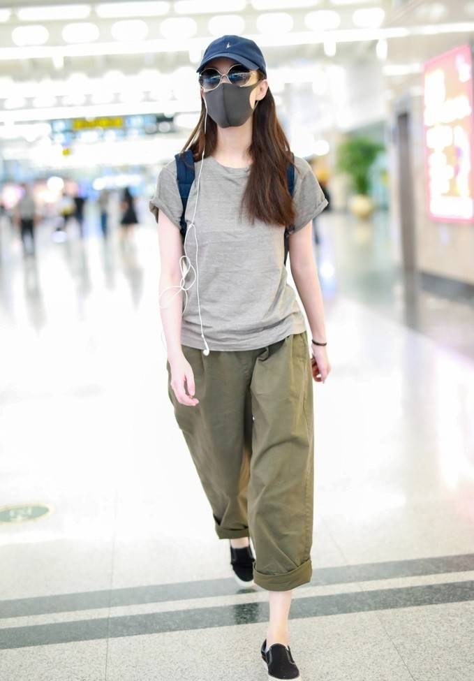 女生|倪妮庆祝33岁生日，穿灰T巧把下摆塞裤腰，穿衣时髦仍像小女生