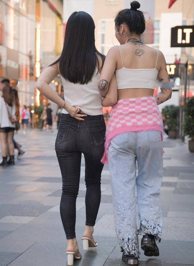 什么|高挑美女穿着打底裤，修身显纤细腰身，超遮肉