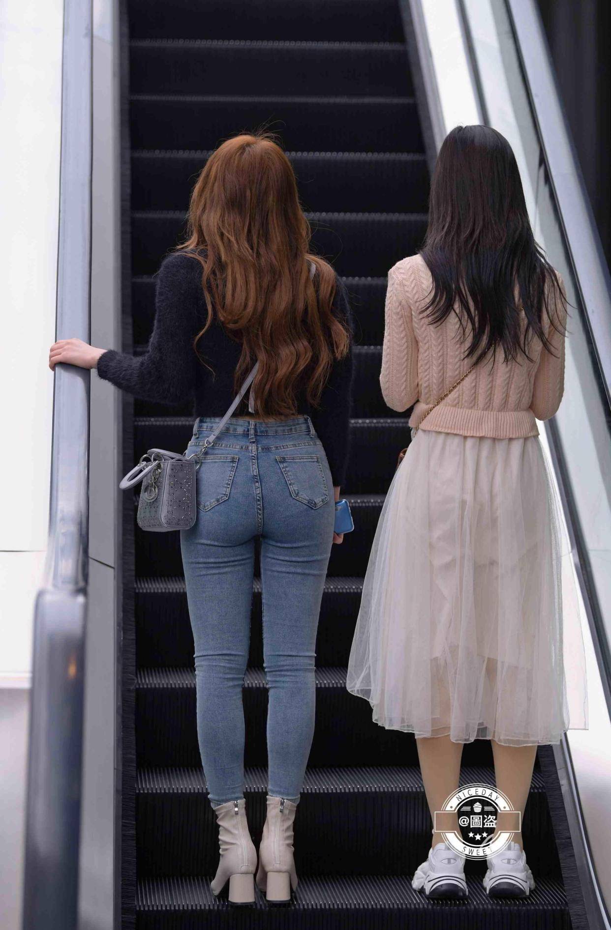 长度|身材修长的打底裤美女，容易让人挑花眼，走在街头