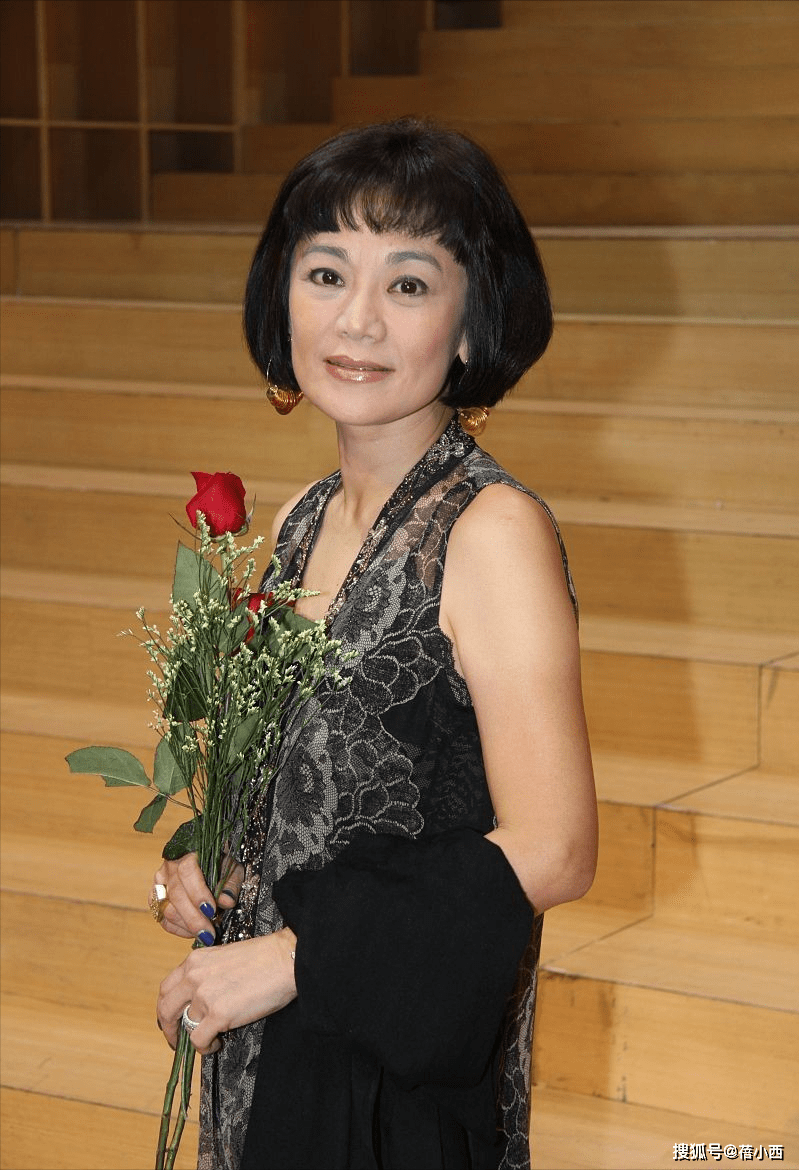 活动|张艾嘉的原装五官老得真实，穿无袖上衣配牛仔裤亮相，打扮好精致