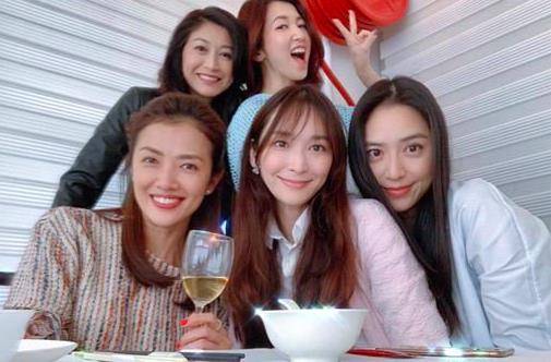 贵妇|香港豪门贵妇同框，吴佩慈穿衬衫搭配粉色外套c位抢镜，哪有41岁