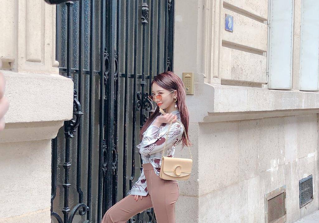 山支|21岁孟美岐街拍，紧身长裤勾勒撩人“腰臀比”，C位出道实力不俗