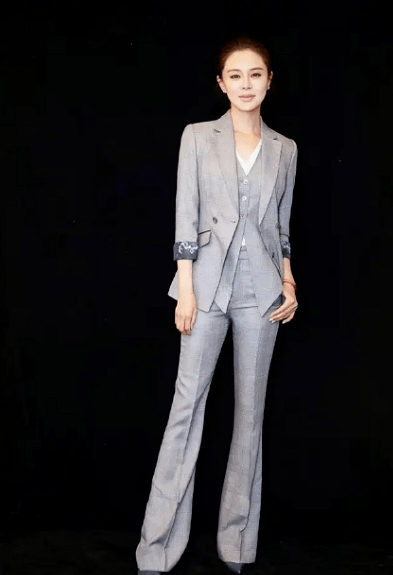 颜色|佟大为携关悦现活动，白色连衣裙配小白鞋好减龄，哪像40岁