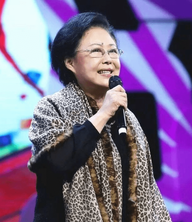 围巾|70岁斯琴高娃老得优雅,印花装配围巾雍容大气,值得奶奶辈借鉴