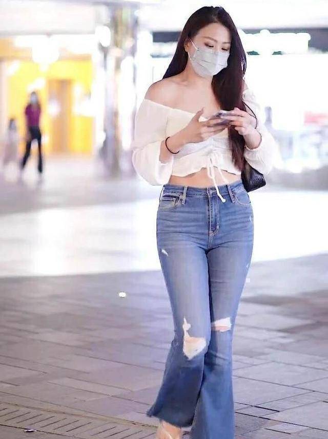 下装|黑色短袖加灰色修身打底裤，配色超级显瘦，小个子也能穿出大长腿