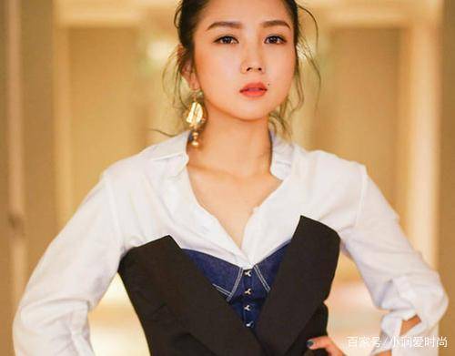 显得|何洁瘦身后好会穿，西装搭半裙显高显瘦有气质，好身材不像3娃妈