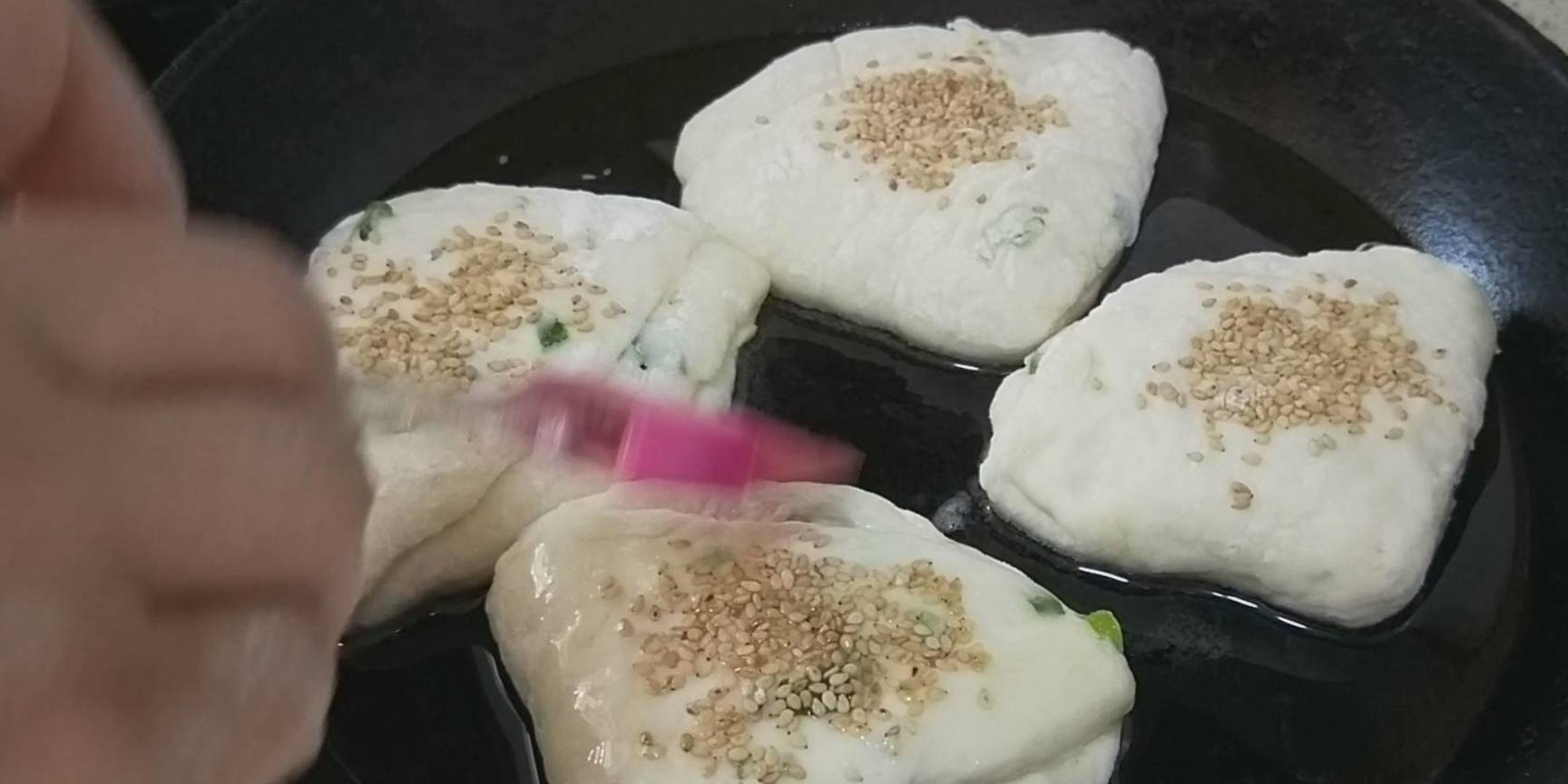 三角|早餐这样做太解馋了，不用揉面，外酥里软层次多，一顿3个吃不够