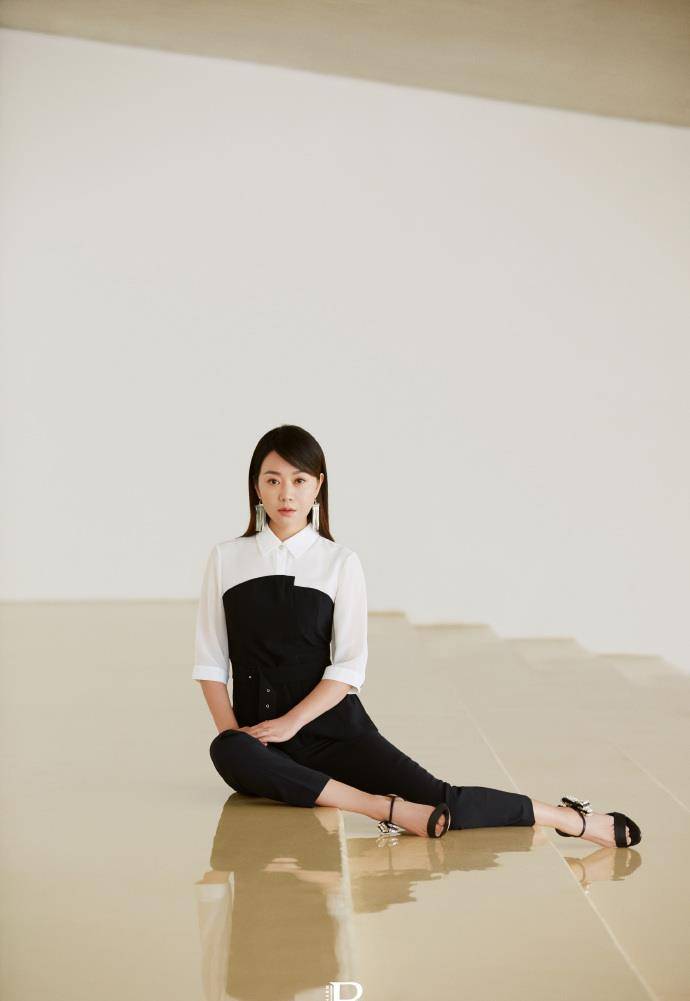 耳坠|闫妮最新写真公开，完美演绎48岁女性自信魅力，看到这双腿我酸了