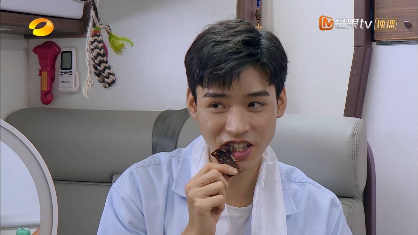 好朋友|《中餐厅5》：丁真逐渐打开心扉与龚俊变成好朋友，变身干活小能手