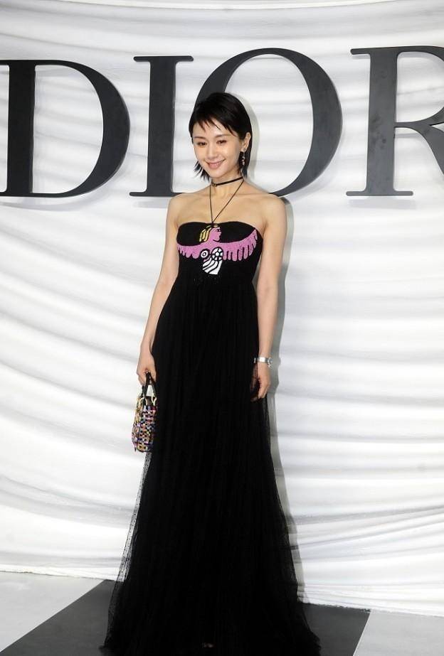 显得|王子文恋爱后气质大变，穿男友风T恤配网纱裙，温柔与妩媚并存