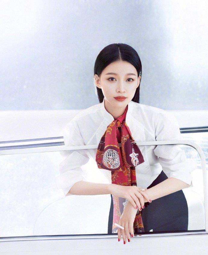 黑长直|孙怡好厉害一女的，黑长直发型搭5个造型，全新演绎26岁辣妈魅力